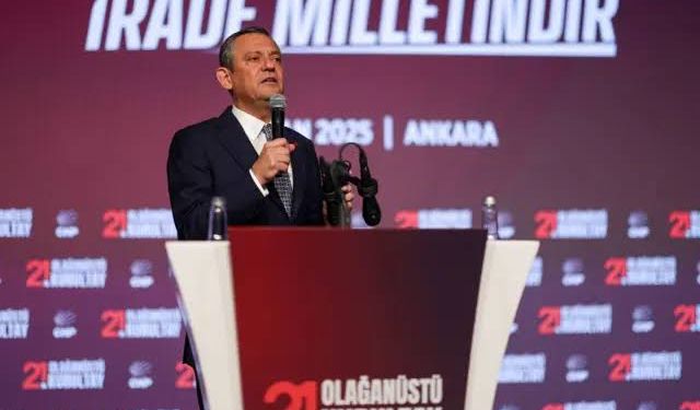 Özgür Özel yeniden CHP Genel Başkanı seçildi