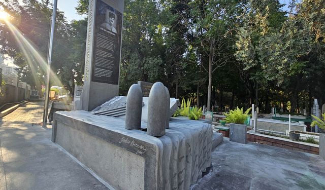 Antalya'nın kahramanı Yüzbaşı Aker'e anıt mezar