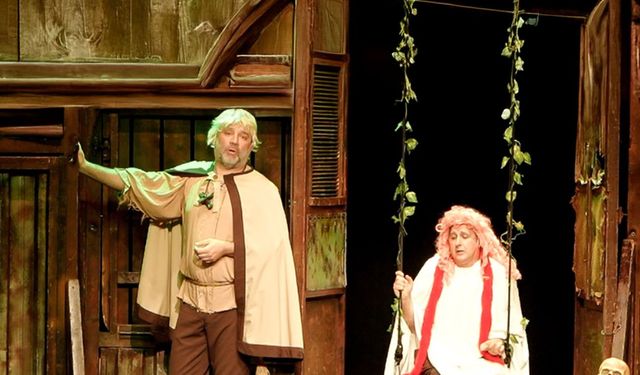 “Bir Baba Hamlet” Antalya Açıkhava Sahnesi’nde