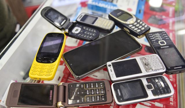 Veliler dijital bağımlılığa çareyi tuşlu telefonda buldu