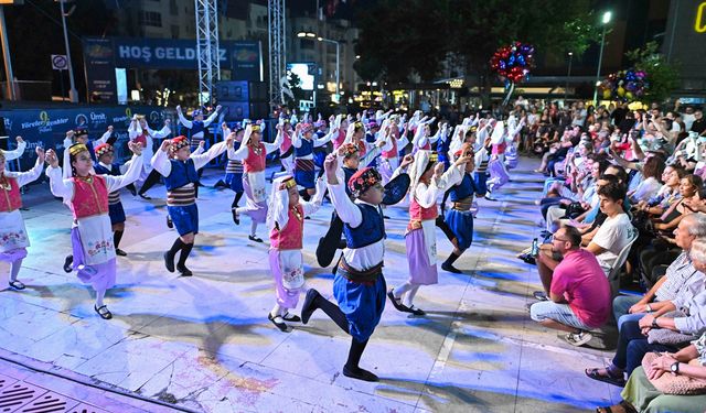 Ege ve Marmara  sazı, sözü dansıyla festival meydanında