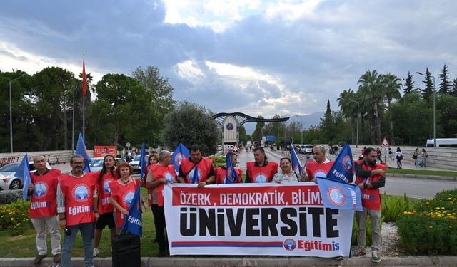 Üniversite önünde üniversiteyle ilgili öğrencisiz, akademisyensiz açıklama