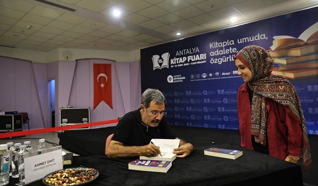 Ahmet Ümit, Antalya Kitap Fuarı’nda okurlarıyla buluştu