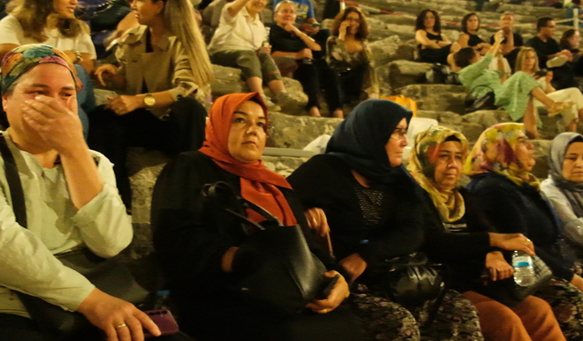 Kadın çiftçiler Aspendos'ta opera izledi
