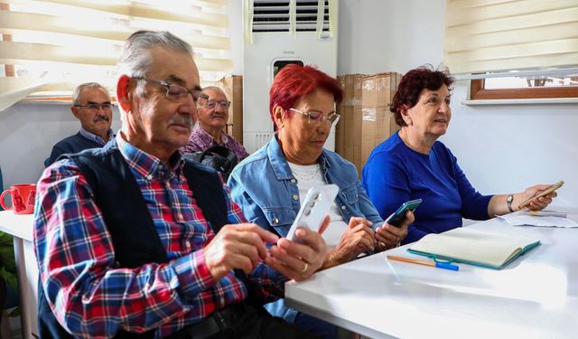 Antalya’da büyükler teknolojiyi cebine koydu!