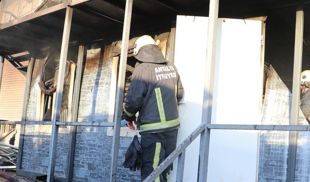 Aksu’da alev topuna dönen depo kullanılamaz hale geldi