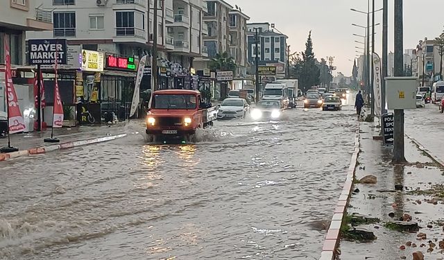 Antalya'da şiddetli yağış; yollar göle döndü