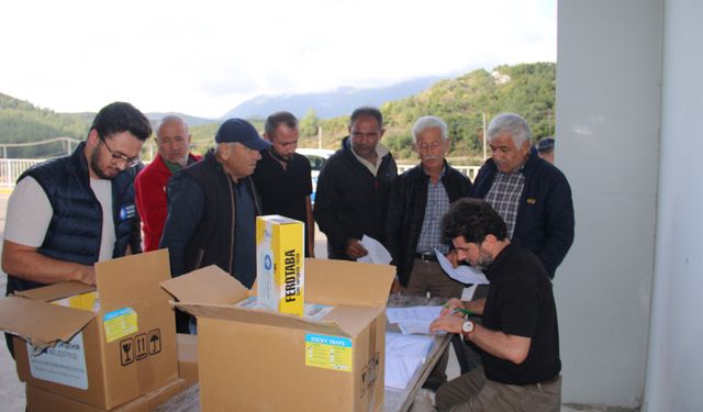 Büyükşehir'den çiftçiye sarı- mavi tuzak desteği