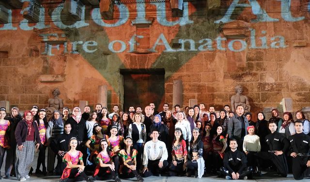 Milletin efendisi Aspendos'ta protokolde Anadolu Ateşi izledi