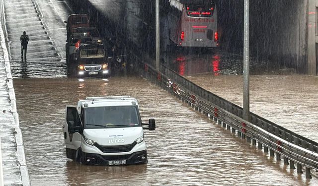 Alanya’da alt geçidi su bastı: Araçta mahsur kalan 8 kişi kurtarıldı