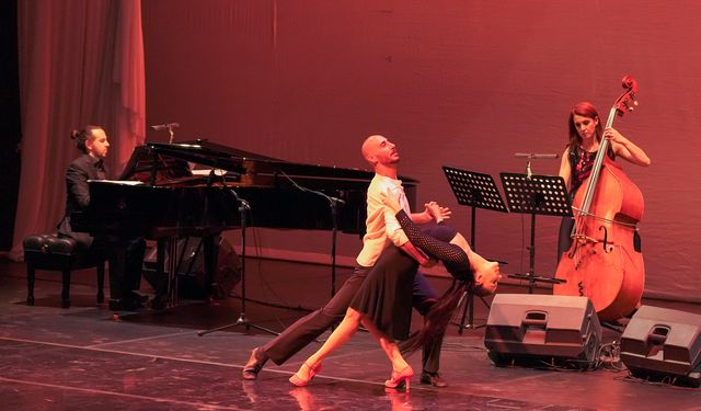 Antalya'da tutkunun dansı