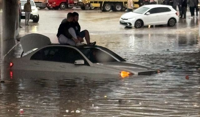 Antalya ve Batı Akdeniz’i kuvvetli yağış vurdu