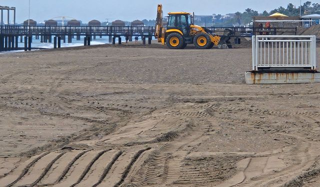 Belek’te sahil kumulları iş makineleriyle ezildi: carettalar ve habitat zarar görüyor