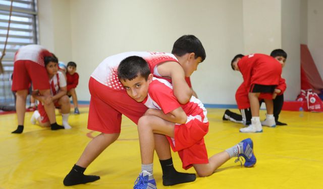 Geleceğin güreşçileri Kepez’de yetişiyor