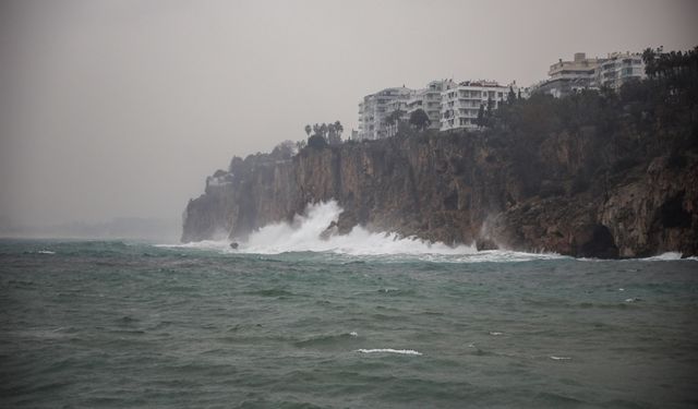 Antalya'da yağış ve fırtına etkisini gösterdi