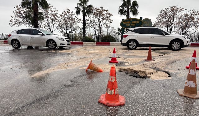 Muratpaşa'da sağanak nedeniyle yol çöktü
