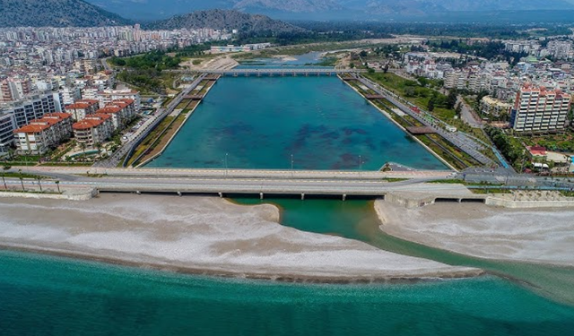 Yoğun yağış nedeniyle Hurma Köprüsü trafiğe kapatıldı