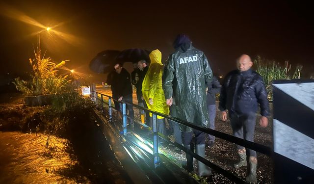Kumluca’da sağanak tarımı vurdu: Seralar ve işçilerin evleri sular altında