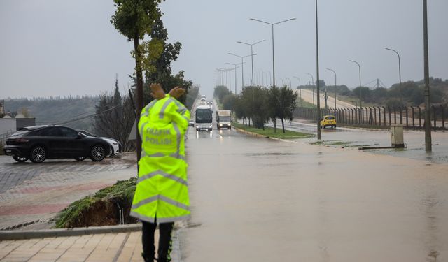 Meteoroloji’nin ‘sarı kod’ uyarısı verdiği Antalya’da sağanak hayatı felç etti