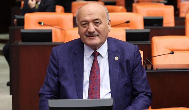 Meclis kürsüsünü otel reklam panosuna çevirdi