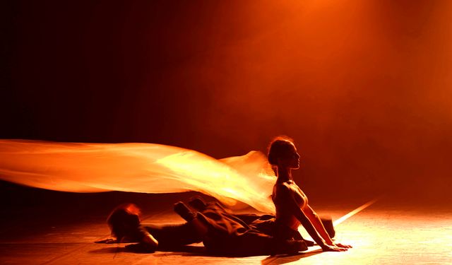 Antalya DOB’dan modern dansın güçlü buluşması: Tria prömiyer yaptı