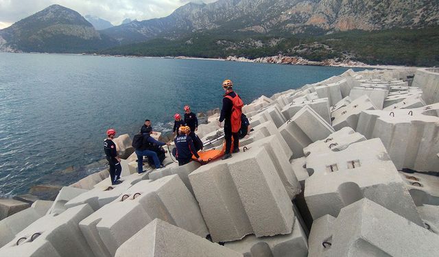 Antalya'da beton bloklar arasında can pazarı