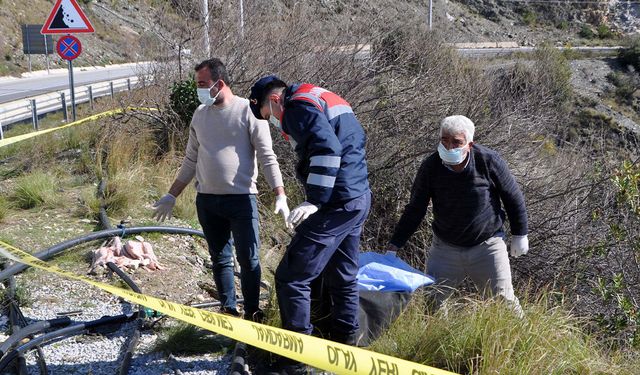 Yol kenarında bir kadının cansız bedeni bulundu