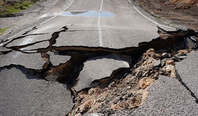 Konyaaltı- Hisarçandır yolunda çökme
