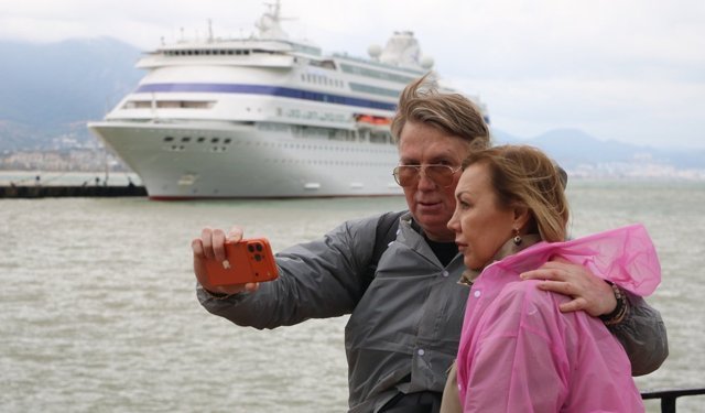 Antalya'ya sezonun ilk kruvaziyeri geldi