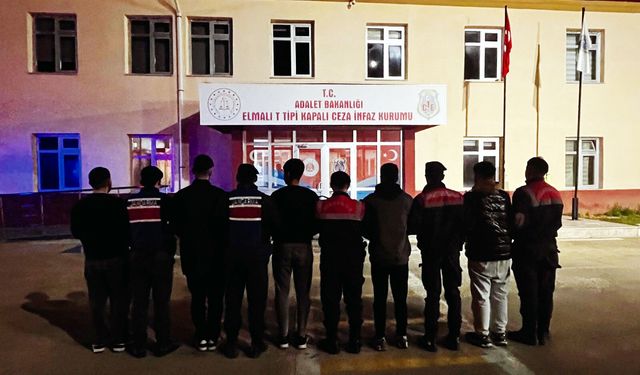 Cezaevine yasaklı madde sokmaya çalışırken yakalandılar