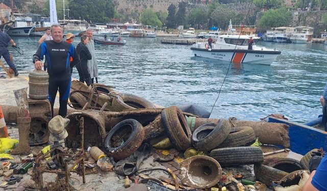 Kaleiçi’nde denizden 5 ton çöp çıktı