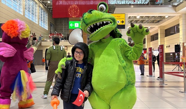 Antalya Havalimanı'nda çocuklara 23 Nisan karşılaması