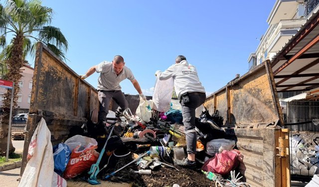 Kepez'de bir ev, 20 kamyon çöp, binbir koku
