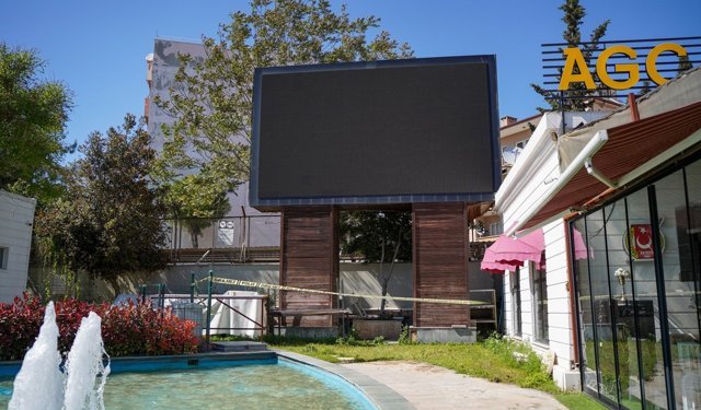 Parktaki LED ekranın ahşap ayağında ceset bulundu