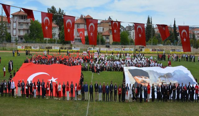 Gençlik ve Spor Bayramı'nı coşkuyla kutladılar