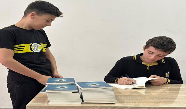 Ortaokullu yazar kitabını imzaladı