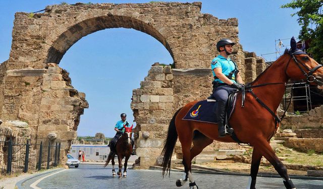 Side Antik Kenti'ne Atlı Jandarma