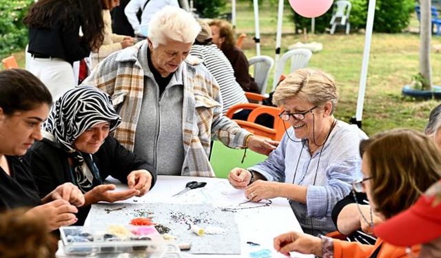 Muratpaşa'da yaşlı evlerinde bahar şenliği