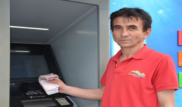 Haznede unutulan parayı bankaya teslim etti