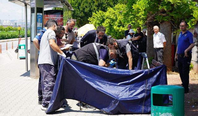 Otobüs durağında yaşamını yitirdi