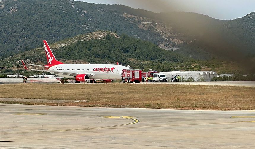 Antalya'da faciadan dönüldü:  Uçağın ön lastiği inişte patladı
