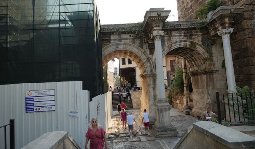 Antalya'nın sembollerinden Hadrian Kapısı restorasyona giriyor