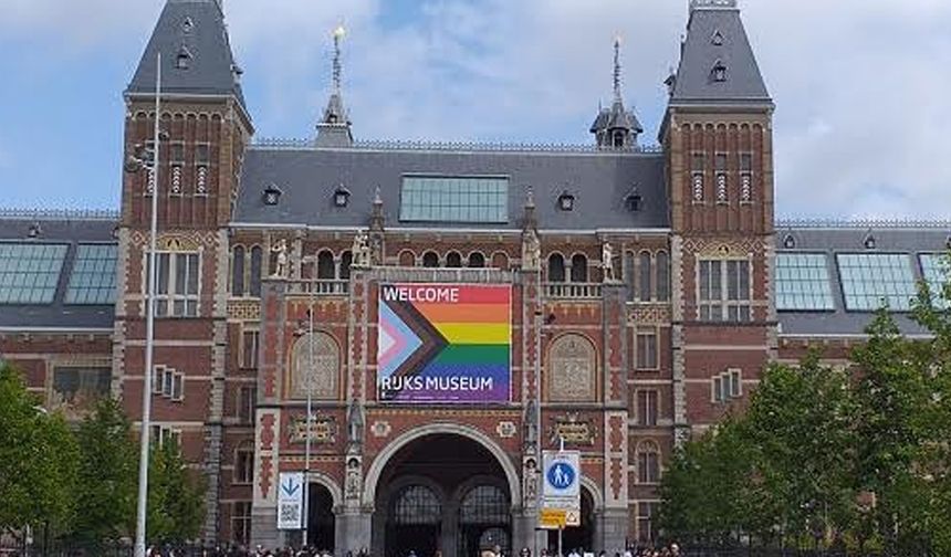 Amsterdam ‘Gurur’la gökkuşağı giyindi!