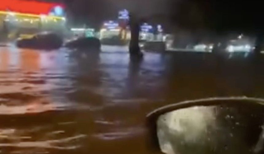 Antalya'da fırtına etkili oldu, sağanak yolları göle çevirdi