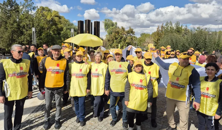 Aile Hekimliği çalışanları yönetmelik taslağının geri çekilmesi için miting düzenledi