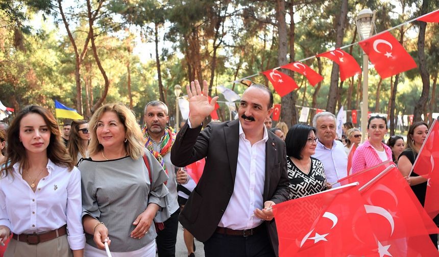 Halk danslarının kalbi Konyaaltı’nda attı