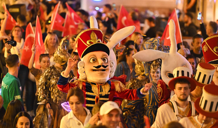 Antalya Kaleiçi Oldtown Festivali kortejiyle şenlendi