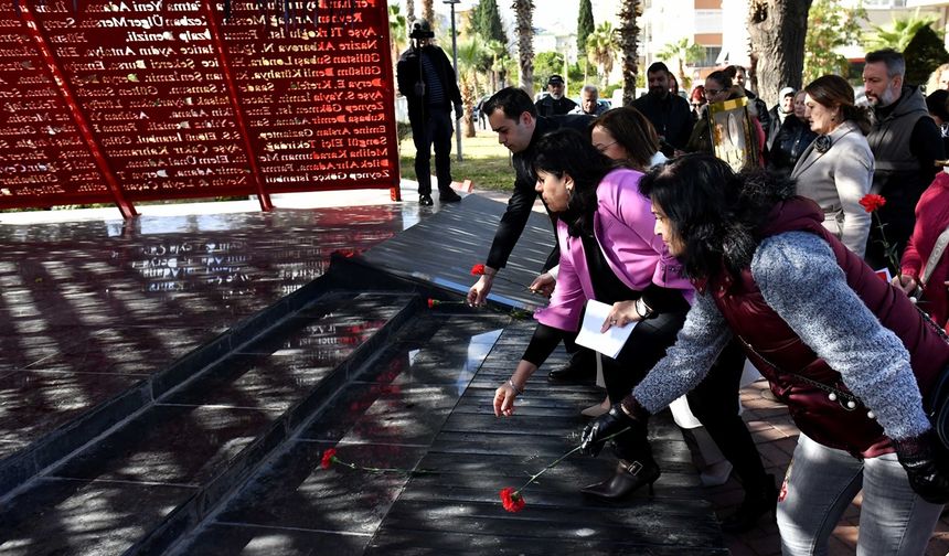 Muratpaşalılar erkek şiddetine kurban giden kadınları andı