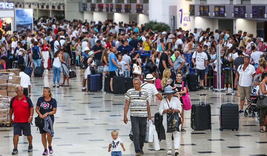 Antalya Havalimanı’nda 3 ayda 3,1 milyon yolcuya hizmet verildi