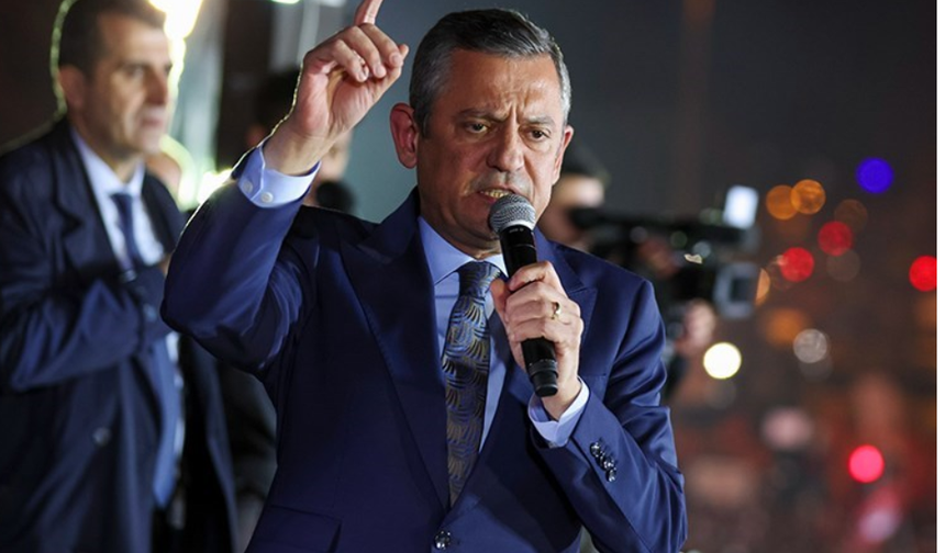 Özel, "O küfrü kendi anneme edilmiş sayıyorum" dedi.